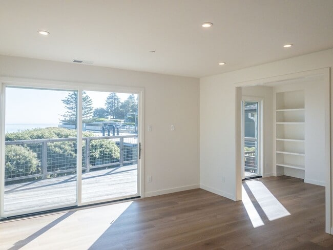 Building Photo - Stunning, Newly Remodeled, Top Floor Flat, Huge Private Deck,  Bay Views, Laundry! Parking! PROGR...