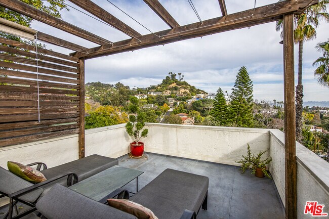 Building Photo - 4458 Dundee Dr