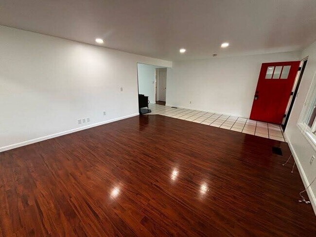 Building Photo - Charming Marysville Rambler-Style Duplex