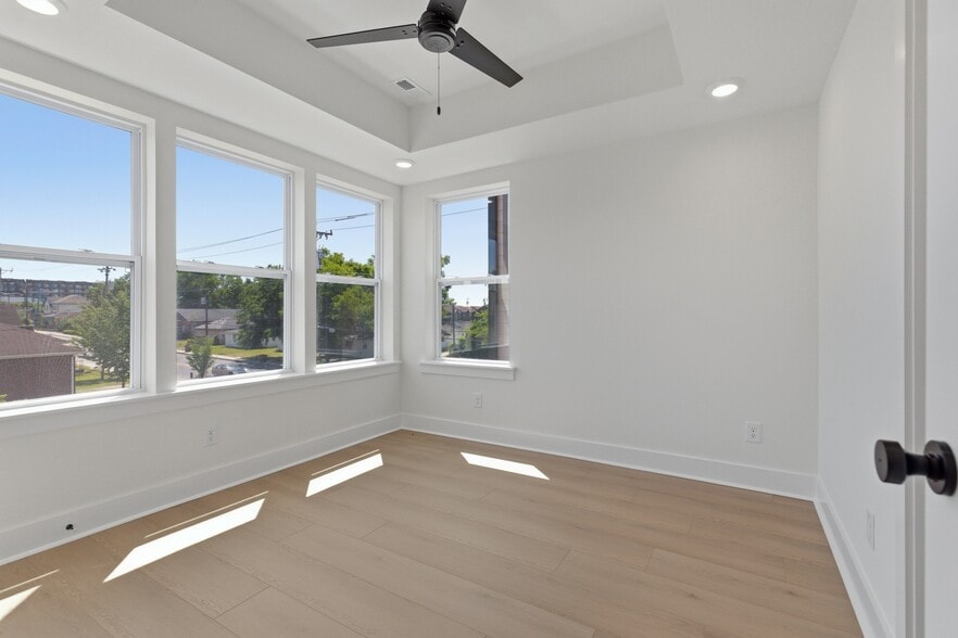 Building Photo - 3967 Clifton Ave