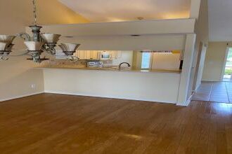 Breakfast bar - 6050 Westbourgh Dr