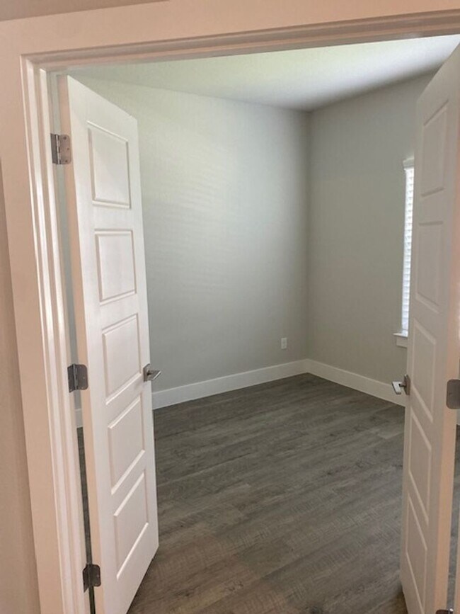 Building Photo - 4/2.5/2 - GREAT LOCATION near downtown and...