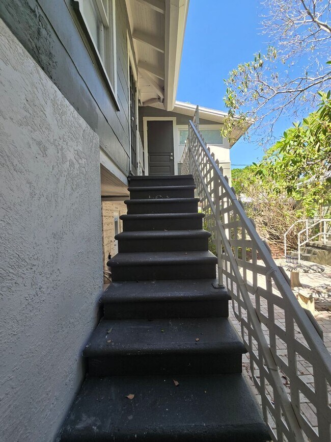 Building Photo - MOVE IN SPECIAL !! SPACIOUS 1/1 CONVENIENTLY LOCATED CLOSE TO DOWNTOWN ST. PETERSBURG