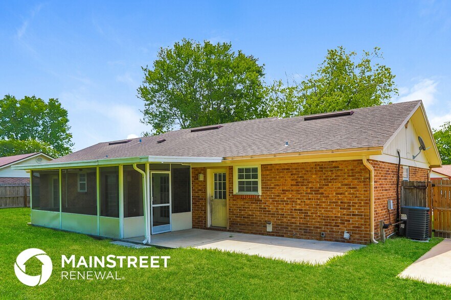 Building Photo - 2412 Stonehaven Ct W