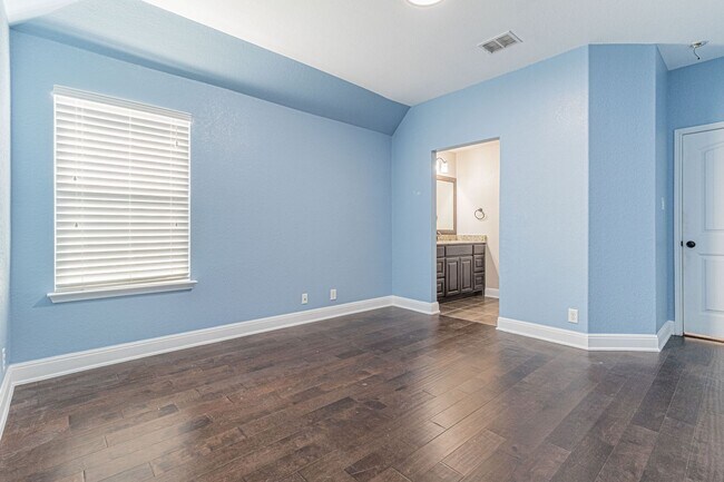 Building Photo - GORGEOUS 4 BED / 2 BATH HOUSE FOR RENT!