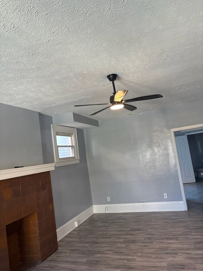 Building Photo - 1341 E Long St