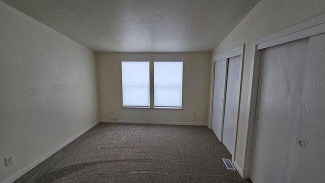 Building Photo - Charming 2bed 2bath home