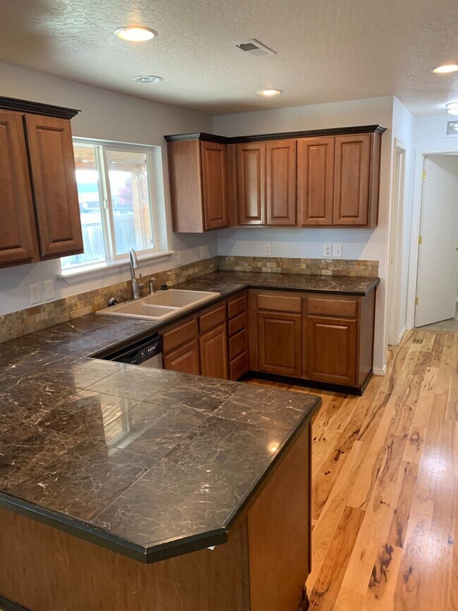 Building Photo - Newer home in the Sawtooth Lakes Neighborh...