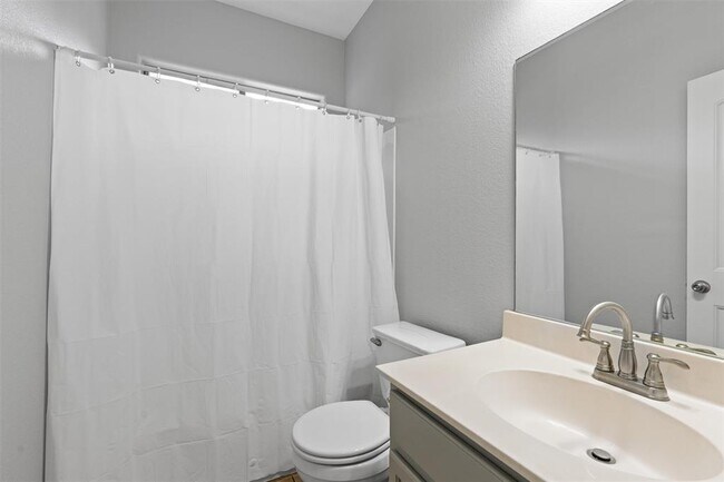 Building Photo - 2240 Independence Dr