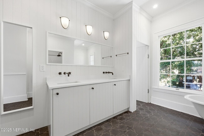 Building Photo - 2979 St Johns Ave