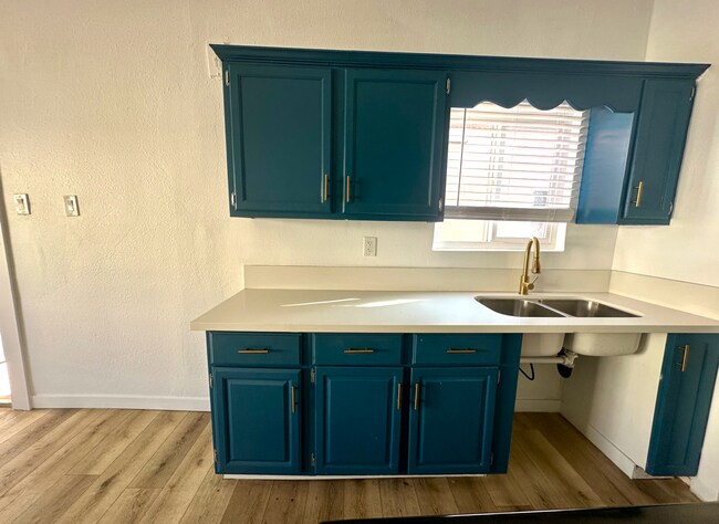 Building Photo - Charming 1 Bed 1 Bath Unit - Move in Speci...