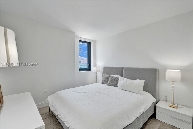 Building Photo - 121 NE 34th St