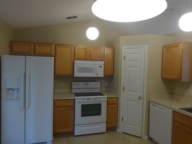 Building Photo - 2056 Redwood Cir NE