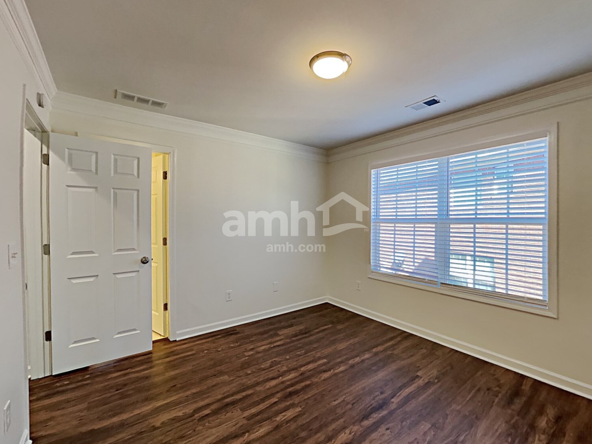 Building Photo - 979 Park Knoll Ct NE