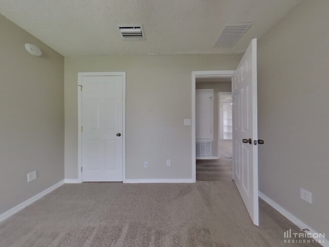 Building Photo - 2727 Fox Creek Dr E
