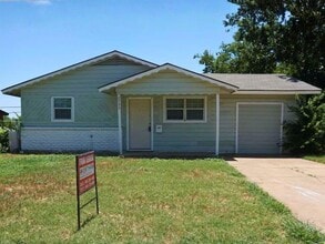 Building Photo - 2733 Roanoke Dr
