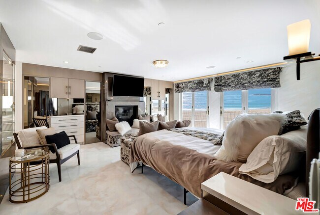 Building Photo - 6309 Ocean Front Walk