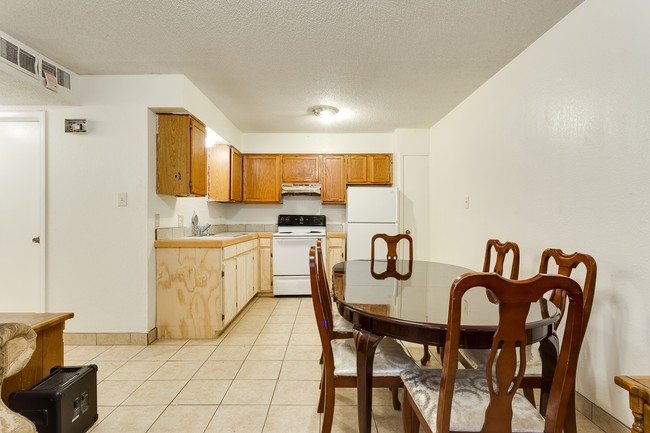 Building Photo - 630 W Taft Ave