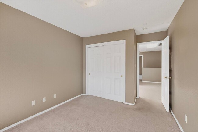 Building Photo - West Side 2/story 3 Bedroom 2.5 Bath 1605/sf 2/CG