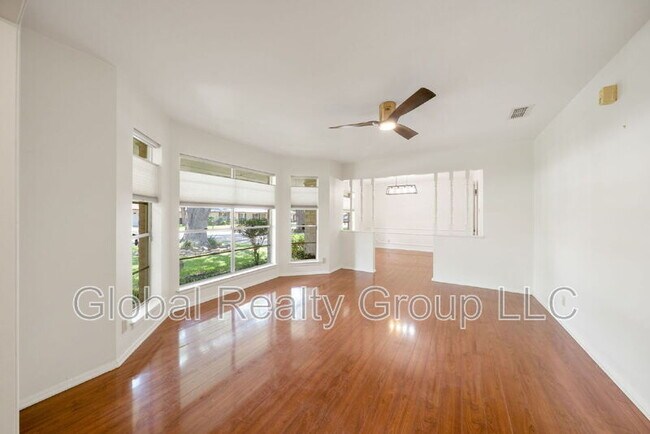 Building Photo - 425 Crestwood Dr