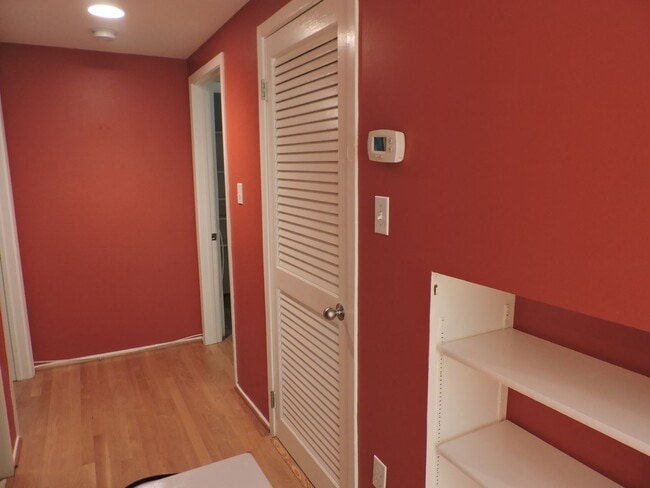 Building Photo - Spacious 2BR 2BA with Fireplace, Roof deck...
