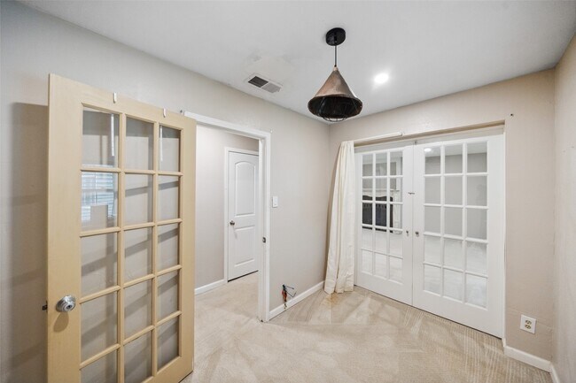 Building Photo - 13373 Southshore Dr