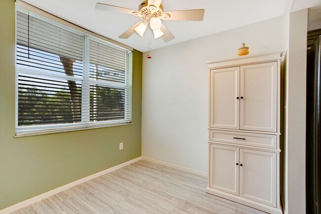 Building Photo - 285 Naples Cove Dr