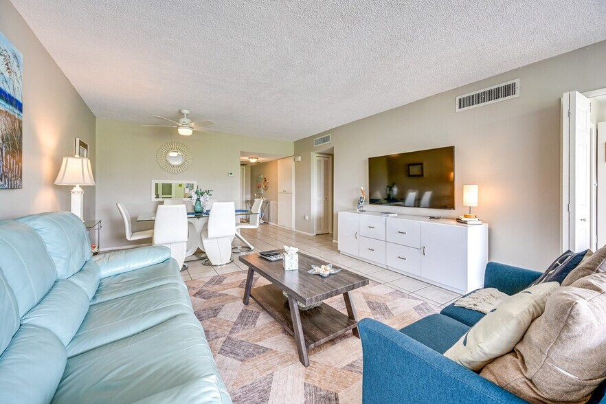 Building Photo - 745 W Country Club Dr