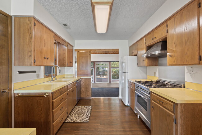 Building Photo - 10181 N Fairway Dr