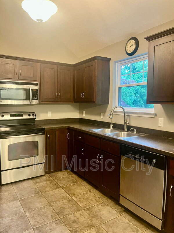 Building Photo - 225 Hickory Dr