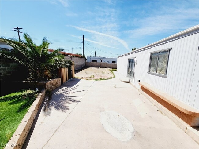 Building Photo - 6135 Carlsbad Ave