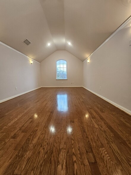 Building Photo - 1221 Capital Dr