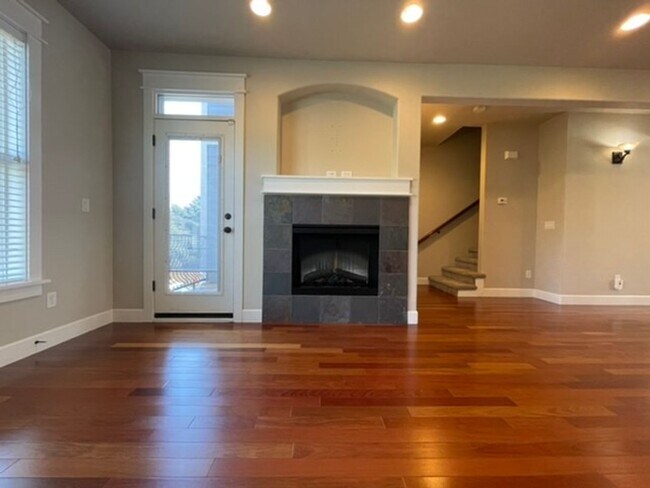Building Photo - Happy Valley Townhome! 2Bed + Den/Office w/ 2.5 Bath ~ Garage, Washer/Dryer ~ Convenient to PDX A...