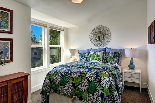 Building Photo - Gorgeous Townhouse in Green-Lake Community