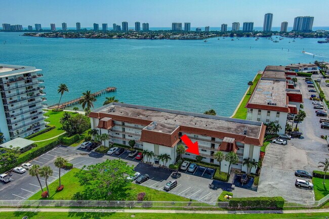 Building Photo - 2936 Lake Shore Dr