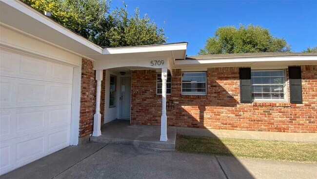 Building Photo - 5709 Briarwood Dr NW
