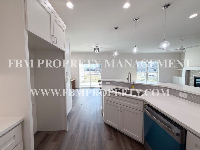 Building Photo - 903 Sunrise Ave