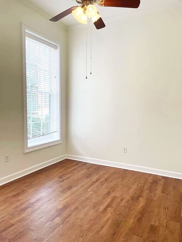 Building Photo - 235 King St