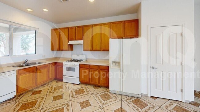 Building Photo - 4720 W Lindenthal Ln