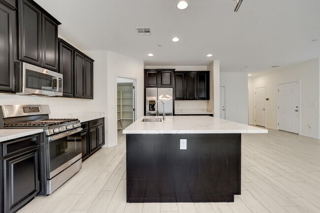 Building Photo - 4 Bedroom Townhouse in Tule Springs