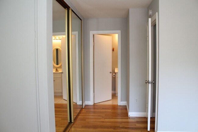 Building Photo - Spacious 3B/2.5BA UTC Townhouse w/ Garage,...