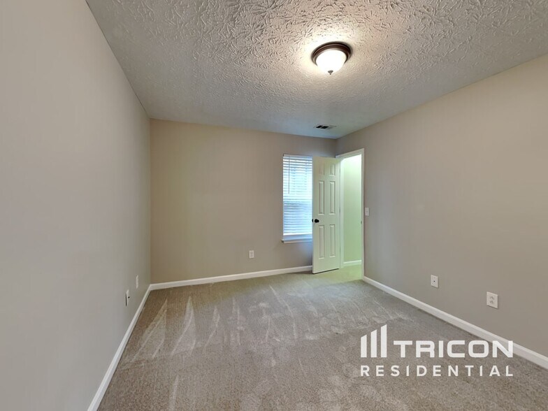 Building Photo - 8665 River Rock Ct