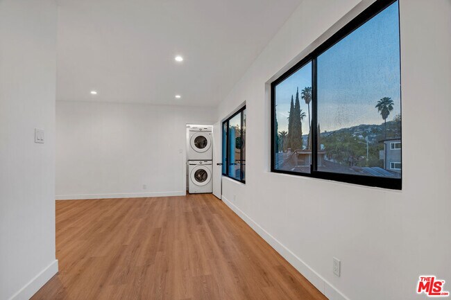 Building Photo - 950 Havenhurst Dr