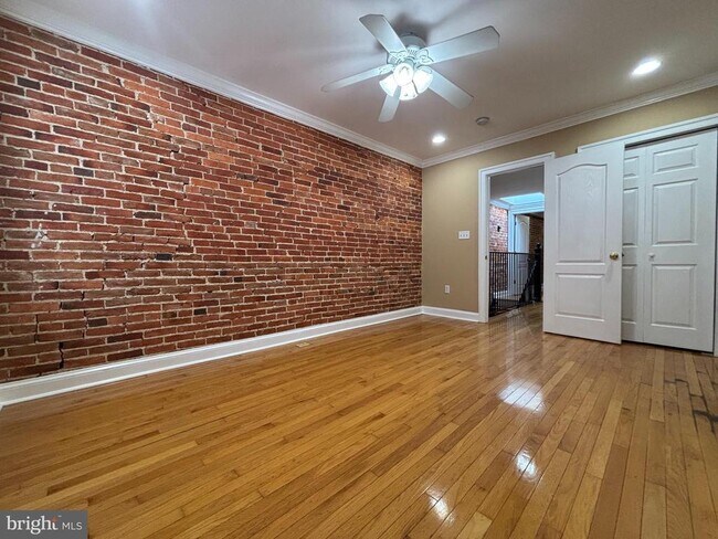 Building Photo - 1122 W Hamburg St