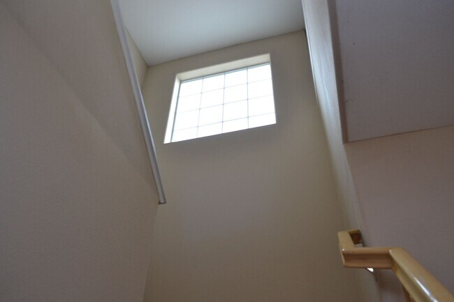 Building Photo - SW - 3 BEDROOMS PLUS LOFT SPACE