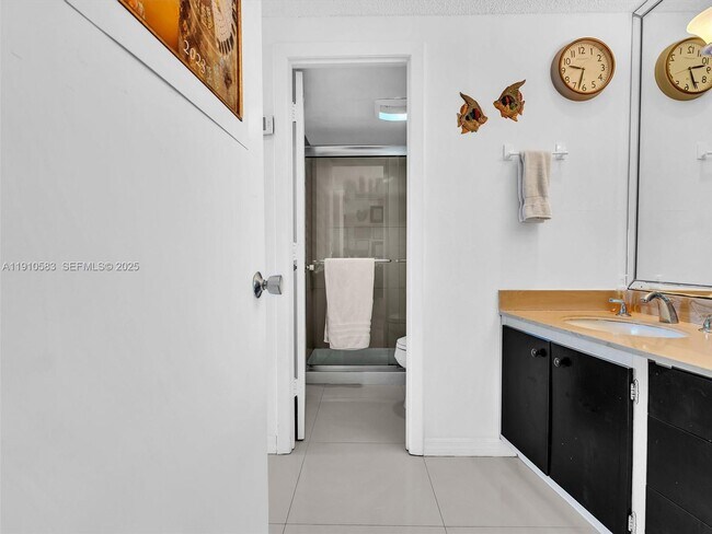 Building Photo - 300 Bayview Dr