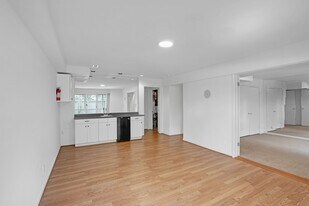 huge luxury unit - 5224 Pooks Hill Rd