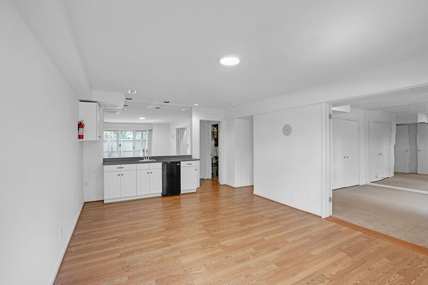 huge luxury unit - 5224 Pooks Hill Rd