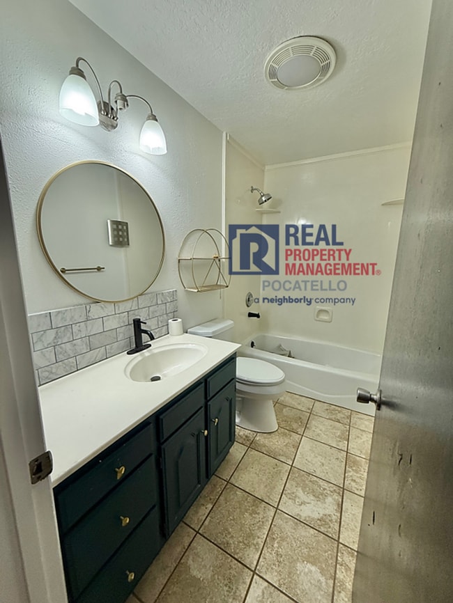 Building Photo - 3 bed 2 bath house - 1 car garage - PET FRIENDLY