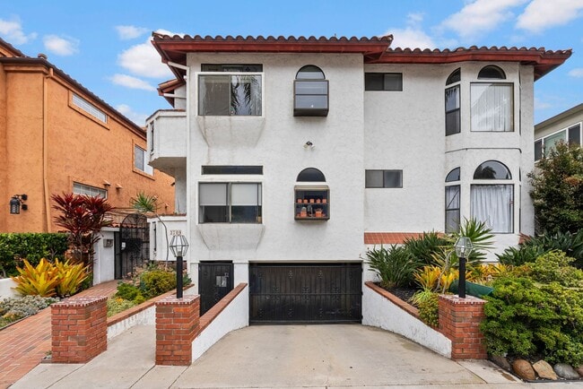 Primary Photo - Charming 2 Bedroom 2 Bath In Beautiful Hil...